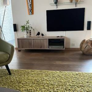 Zwevend tv meubel met 2 lades ribbelfront massief eiken
