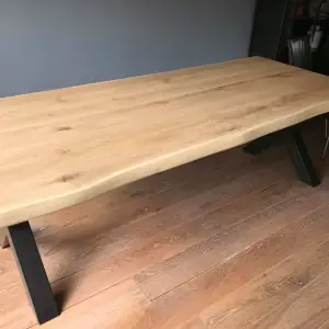 Eettafel van eiken, Stalen kruispoten