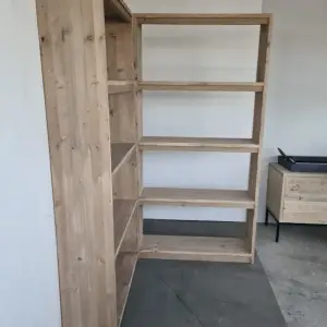 Hoekkast van steigerhout met legplanken