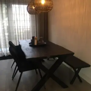 Eiken eettafel met stalen x poten zwart
