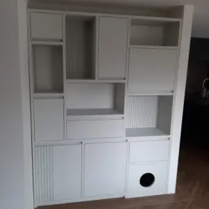 Houten maatwerkkast met deuren en kleppen