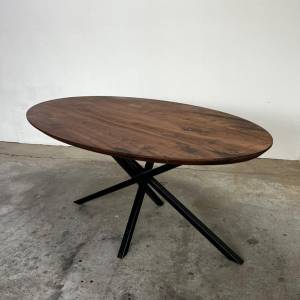 Ovale eettafel massief notenhout op twistpoot | olie