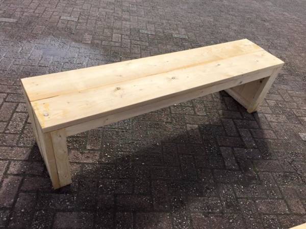 Steigerhouten bankje