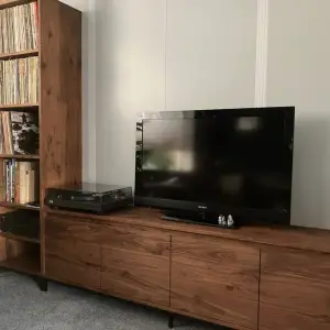Tv meubel noten hout met 2 lades en 2 kleppen