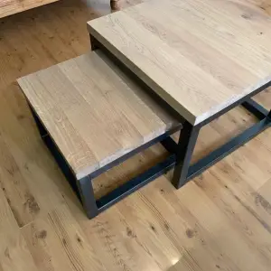 Eikenhouten salontafel met stalen frame