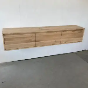 Zwevend massief 2cm geborsteld eiken tv meubel met 3 kleppen