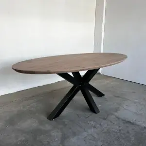 Ovale eettafel massief notenhout op matrixpoot | skylt