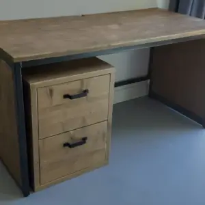 Steigerhouten bureau met stalen frame