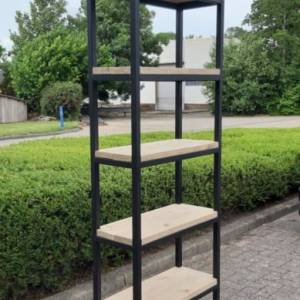 Stalen kast met houten inleg