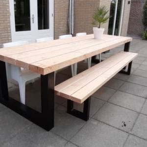 Tuintafel van Douglas hout, met stalen U-poten