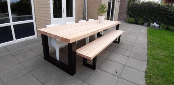 Tuintafel van Douglas hout, met stalen U-poten