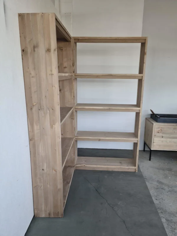 Hoekkast van steigerhout met legplanken