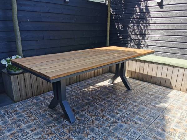 Tuintafel Tali hardhout op stalen frame + stalen Y poten - Afbeelding 2