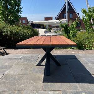 Tuintafel Tali hardhout op stalen frame + stalen matrixpoot