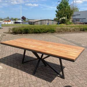 Tuintafel Tali hardhout op stalen frame + stalen matrix flower