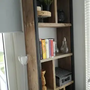 Boekenkast met stalen koker