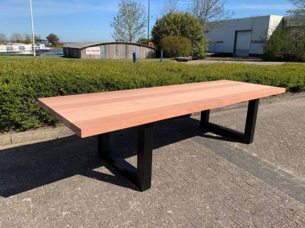 Tuintafel van merantihout