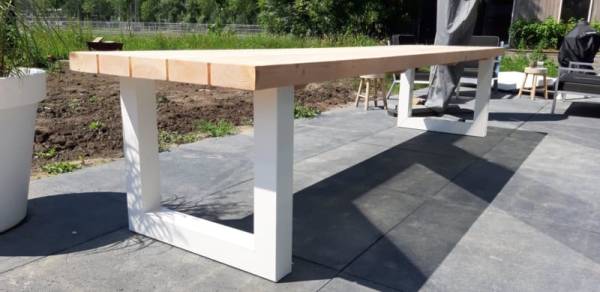 Tuintafel van Douglas hout, met stalen U-poten - Afbeelding 3