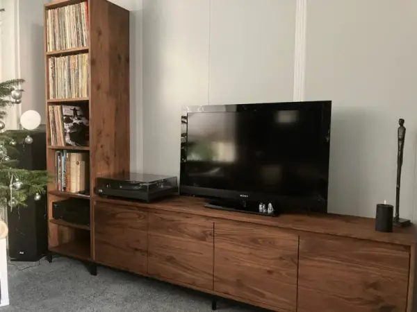 Tv meubel noten hout met 2 lades en 2 kleppen