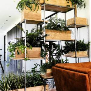 Stalen kast met bloembakken