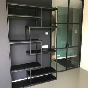 Zwarte industriële kast, Staal met hout