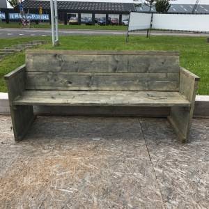 Bank met armleuningen