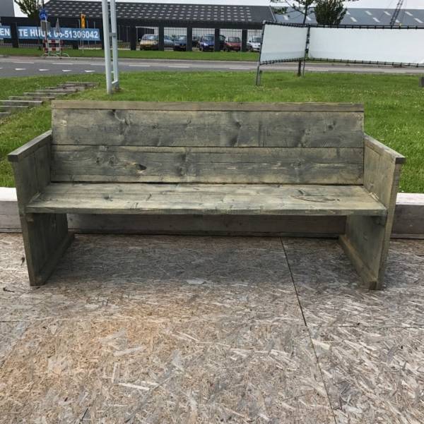 Bank met armleuningen
