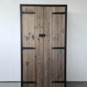 Houten kast met 2 deuren en schuifslot