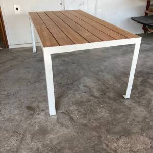 Tuintafel Tali hardhout stalen strip frame