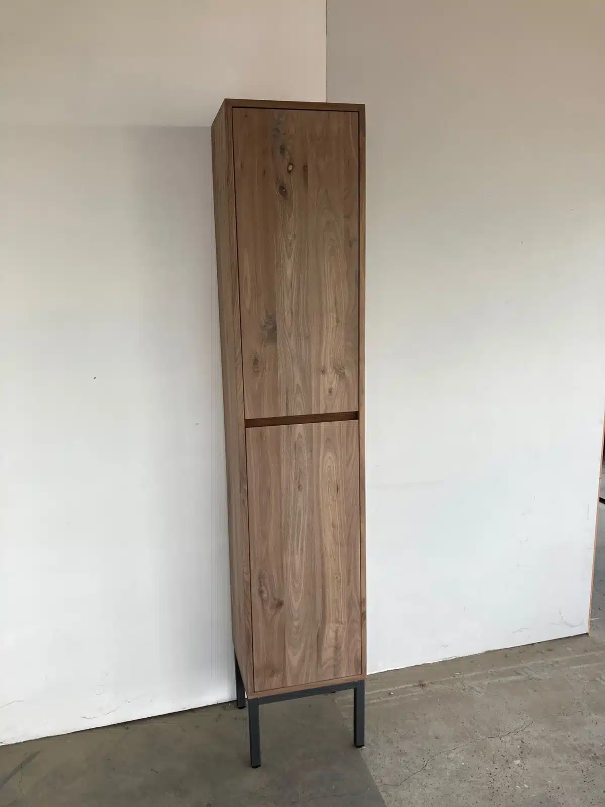 Badkamerkast massief noten 2 softclose deuren op stalen onderstel | Amsterdam - Afbeelding 2