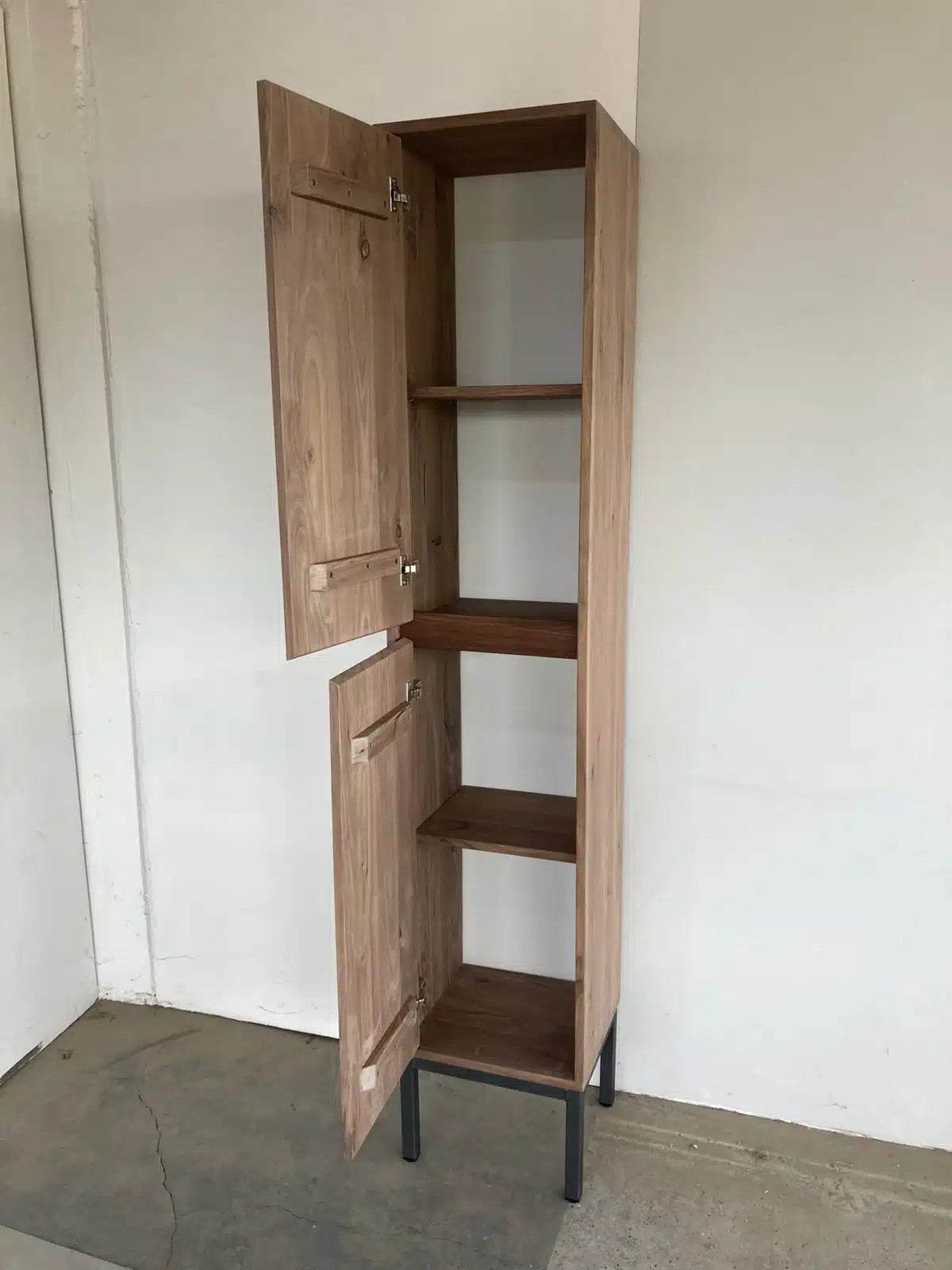 Badkamerkast massief noten 2 softclose deuren op stalen onderstel | Amsterdam - Afbeelding 3