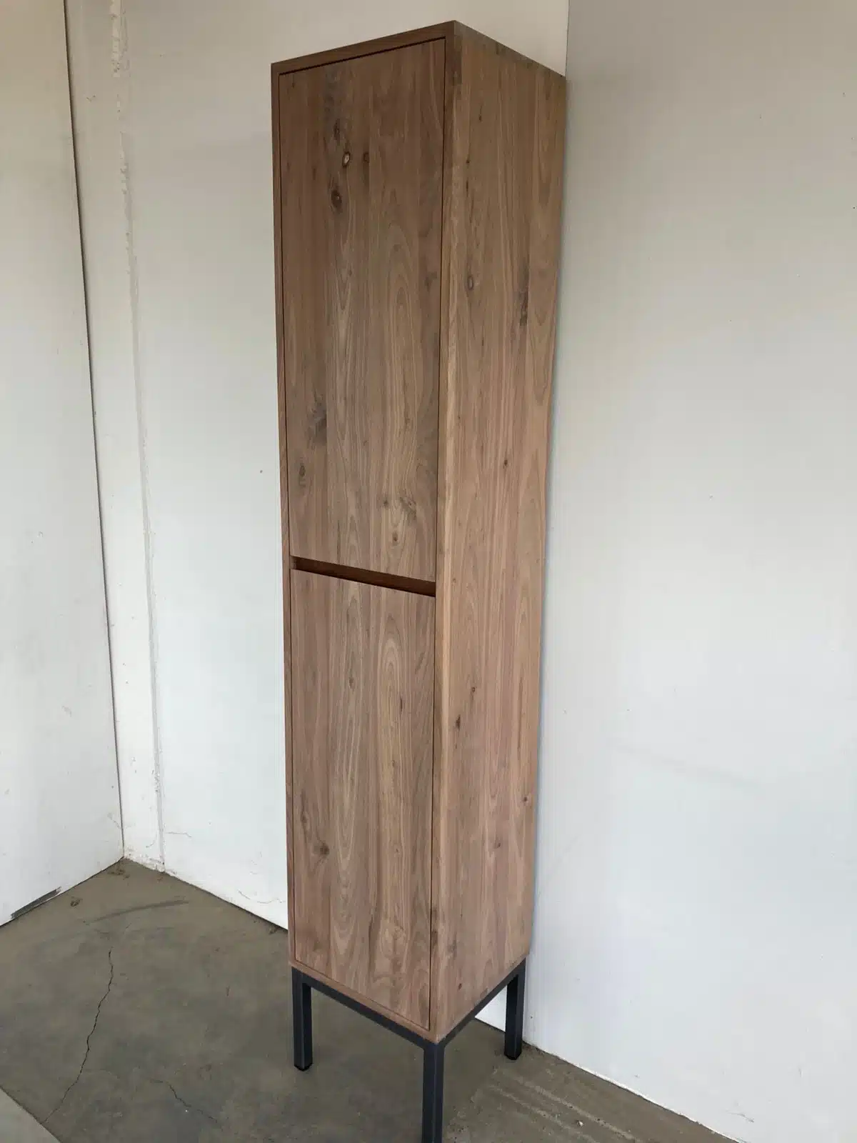 Badkamerkast massief noten 2 softclose deuren op stalen onderstel | Amsterdam - Afbeelding 4