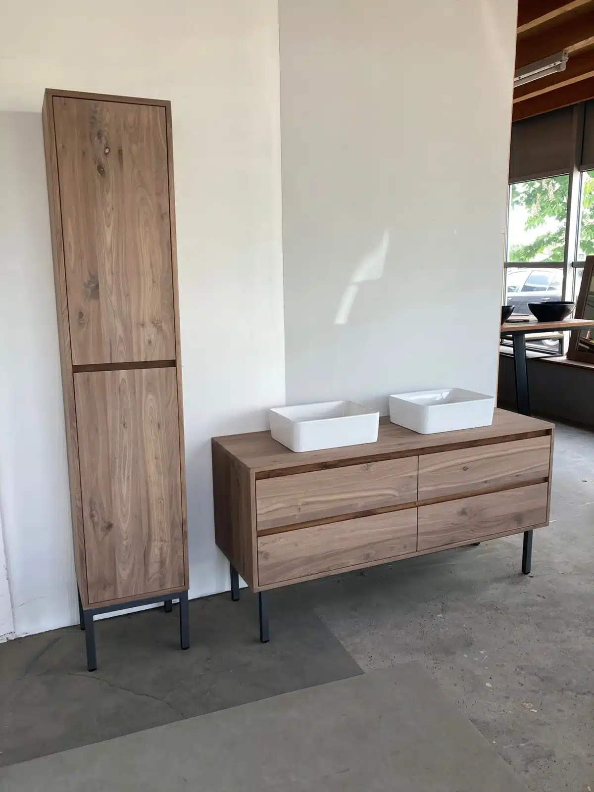 Badkamerkast massief noten 2 softclose deuren op stalen onderstel | Amsterdam - Afbeelding 5