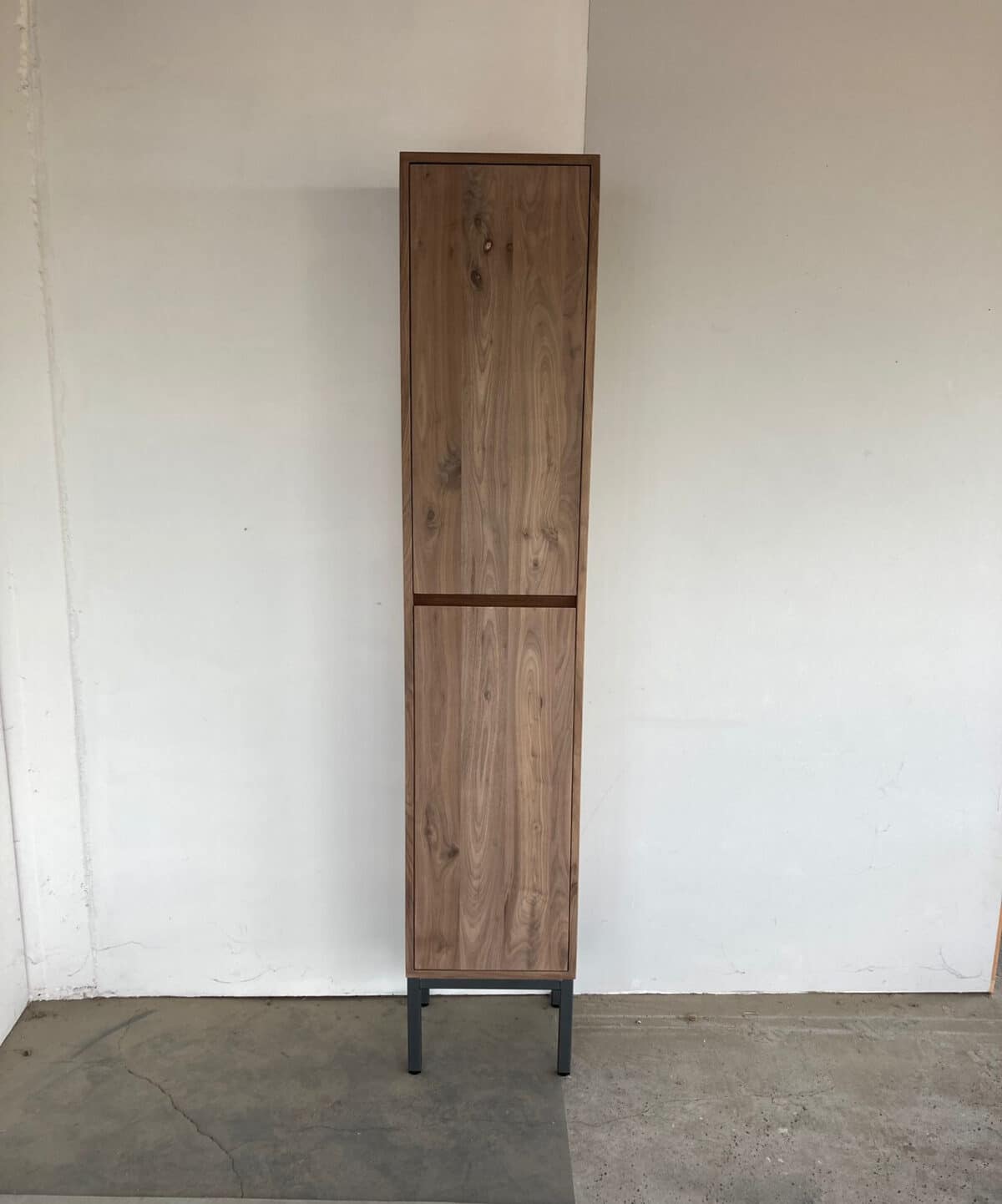 Badkamerkast massief noten 2 softclose deuren op stalen onderstel | Amsterdam - Afbeelding 6