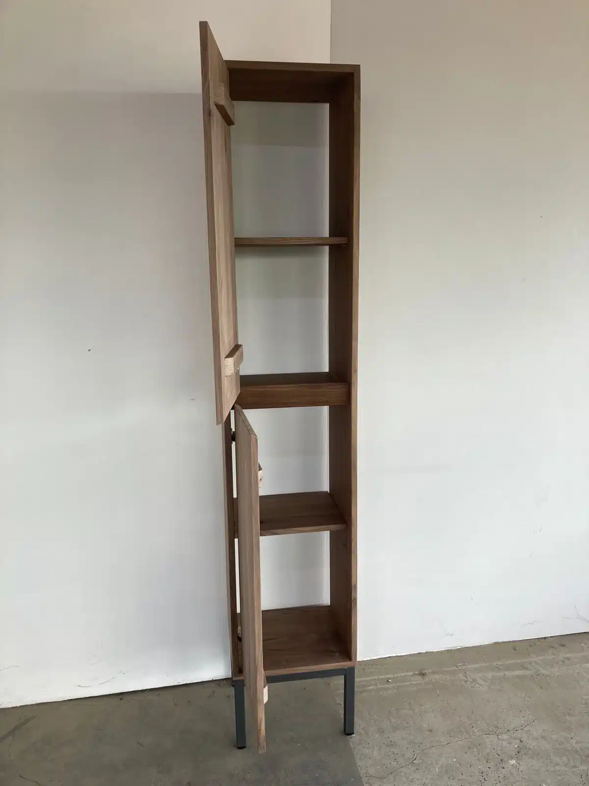 Badkamerkast massief noten 2 softclose deuren op stalen onderstel | Amsterdam - Afbeelding 7