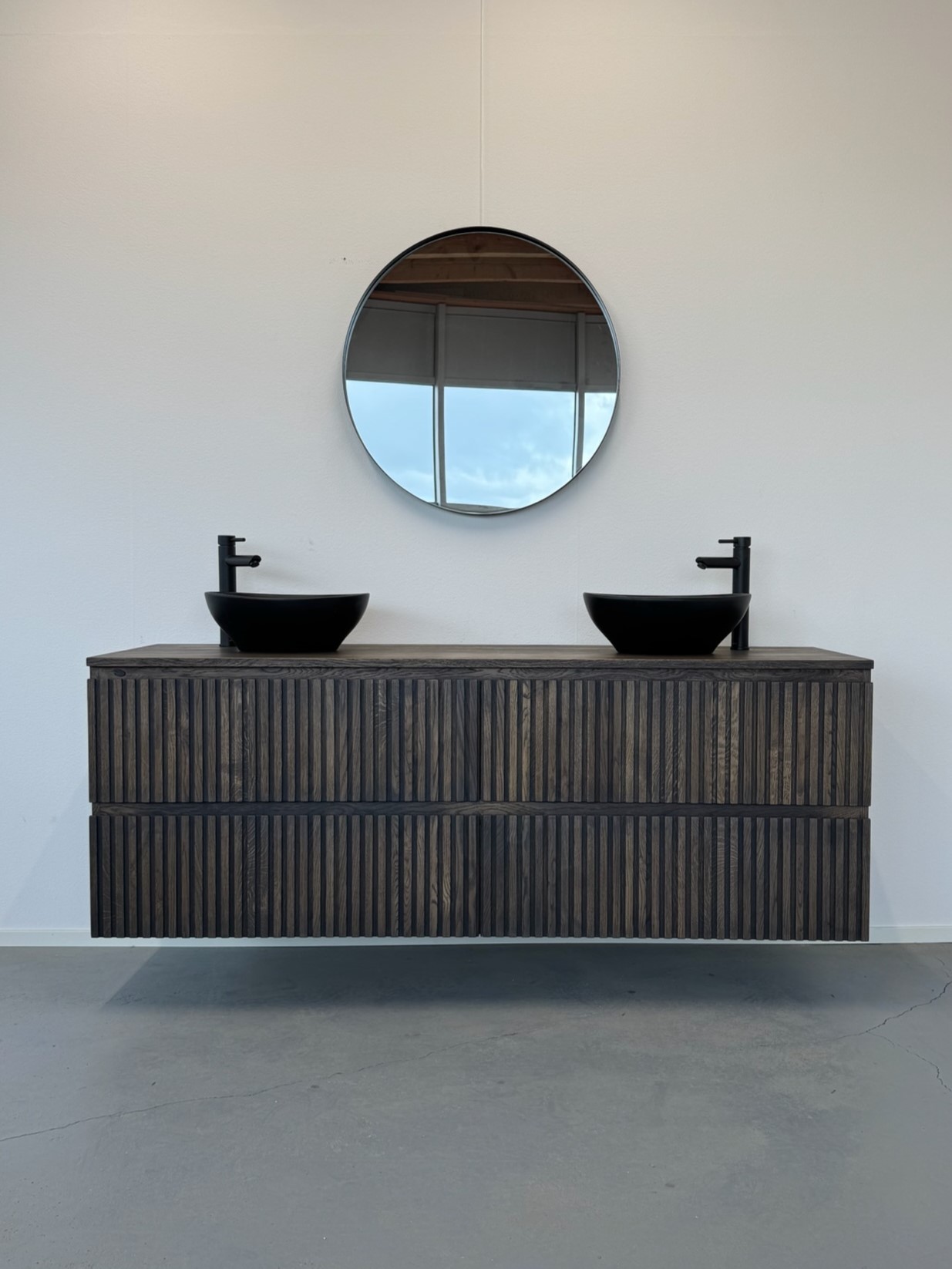 Badmeubel van massief eiken met 4 ribbelfront lades | Soest