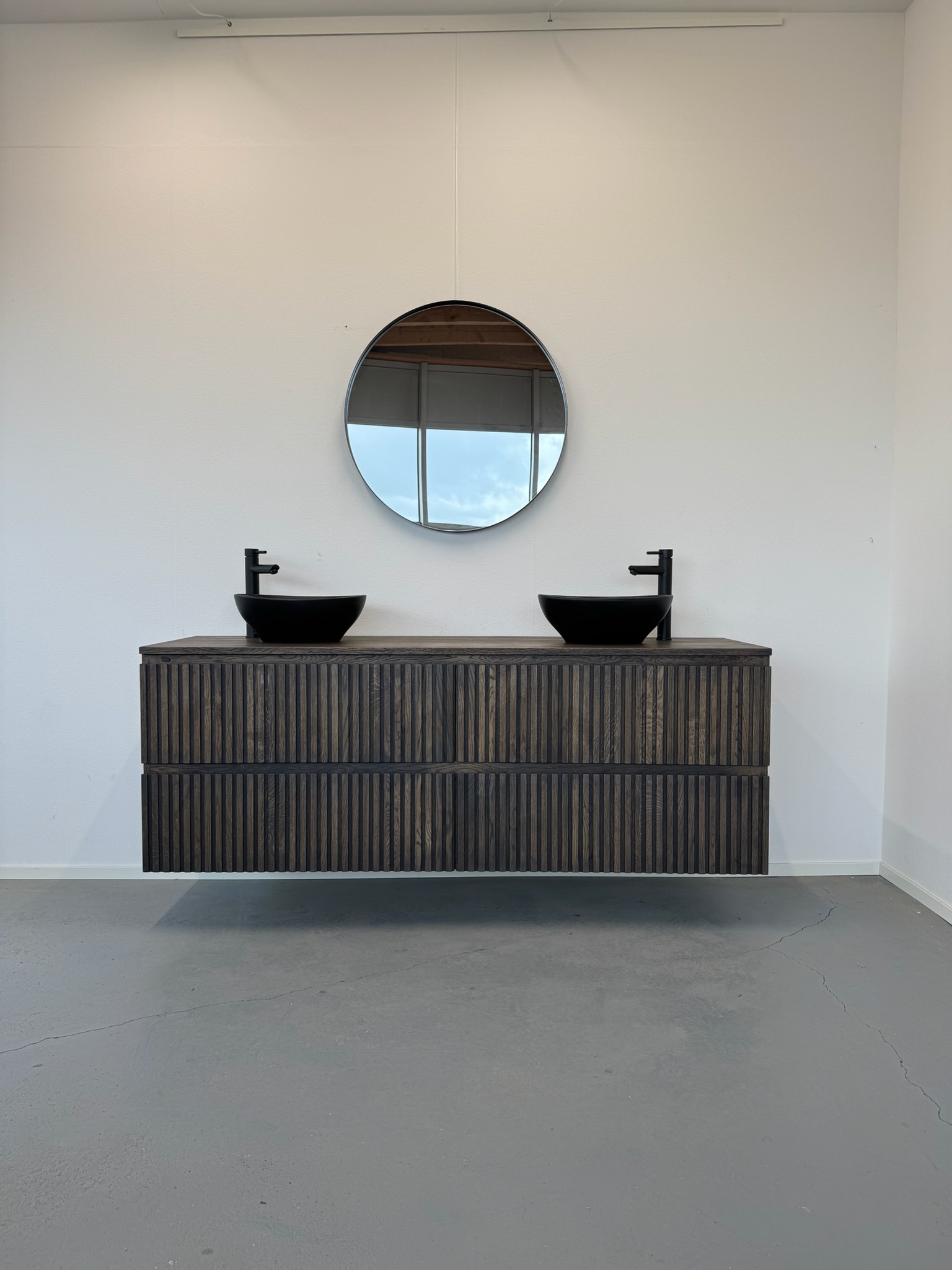 Badmeubel van massief eiken met 4 ribbelfront lades | Soest - Afbeelding 2