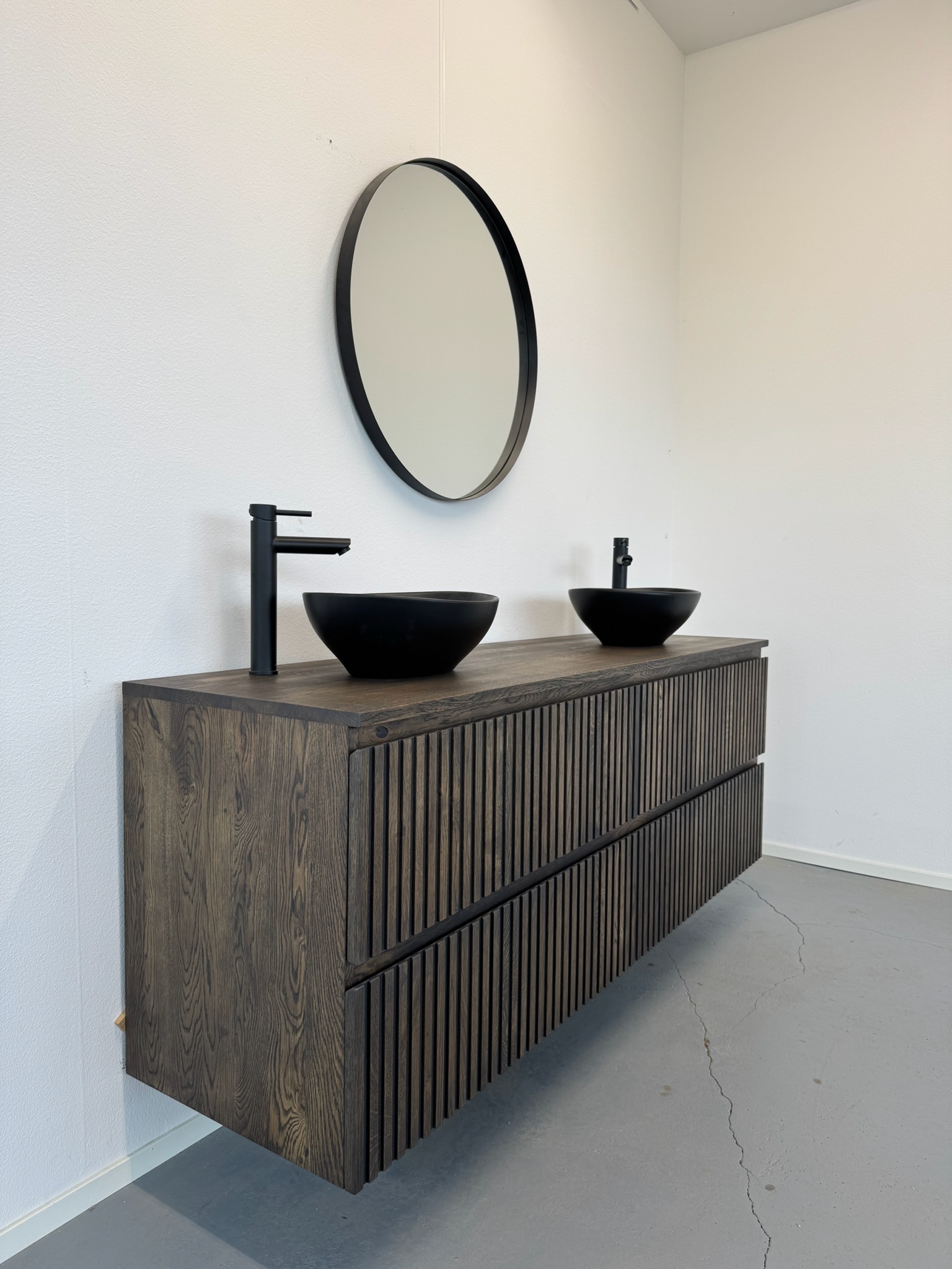 Badmeubel van massief eiken met 4 ribbelfront lades | Soest - Afbeelding 3