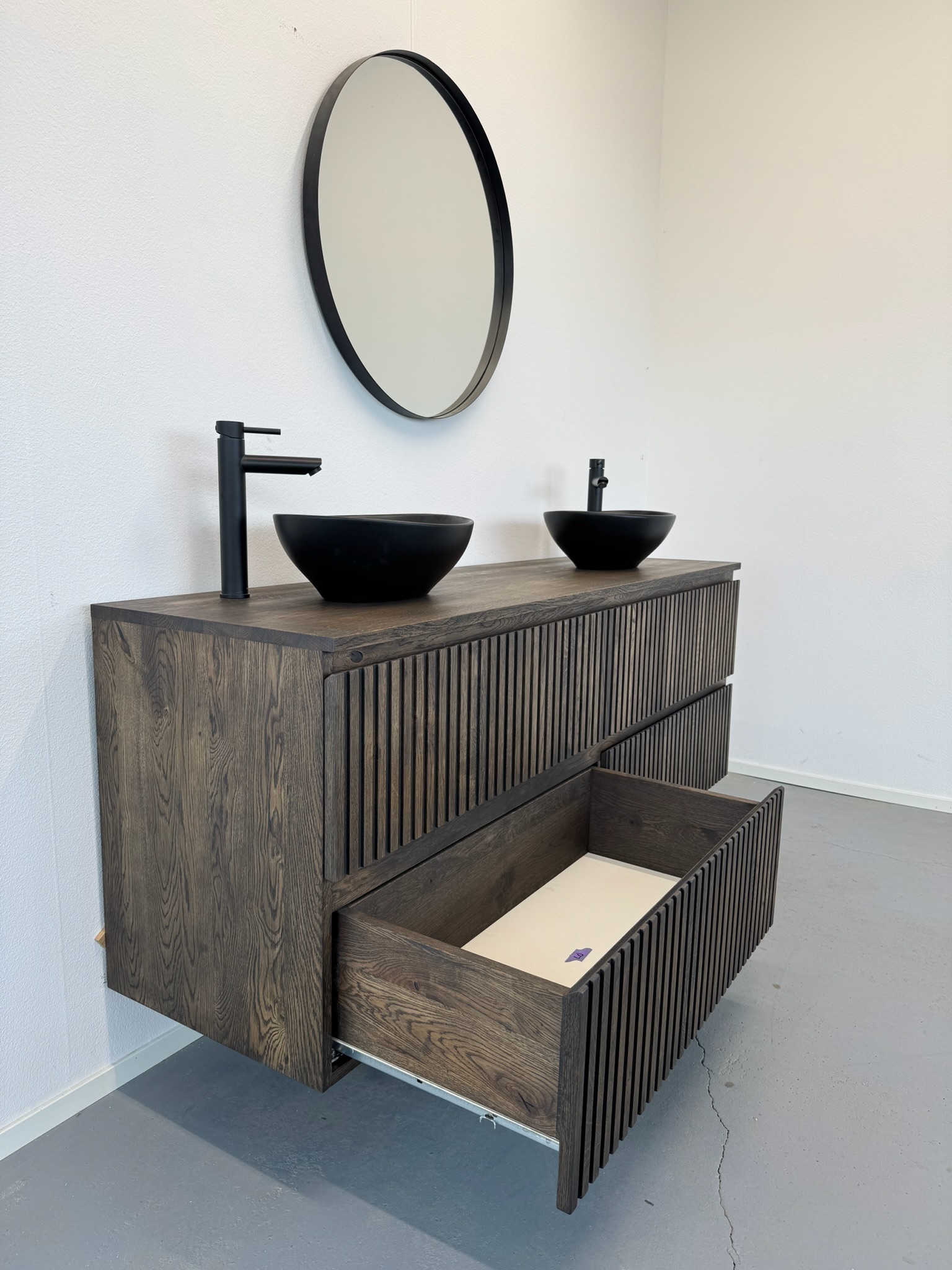 Badmeubel van massief eiken met 4 ribbelfront lades | Soest - Afbeelding 4