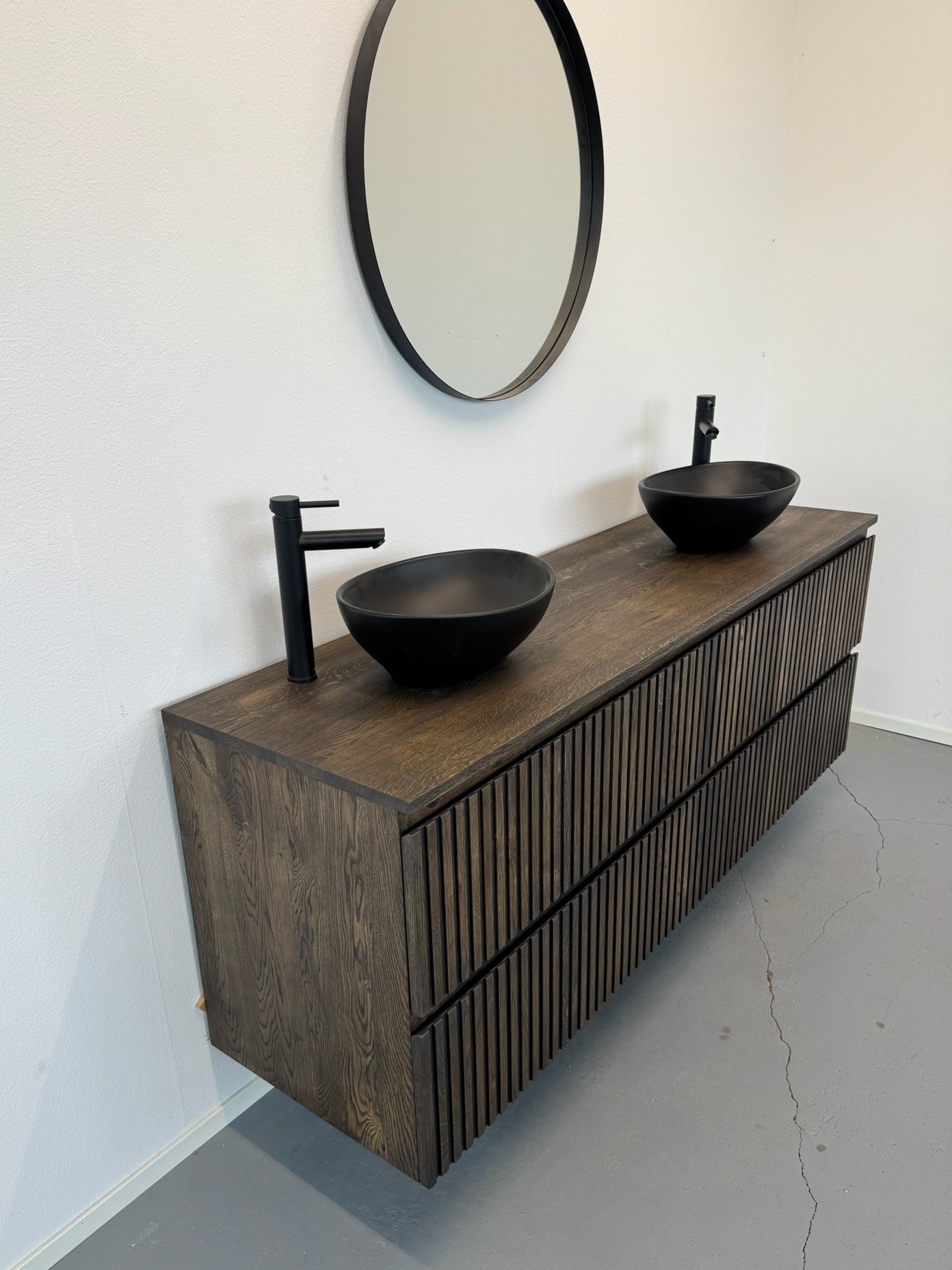 Badmeubel van massief eiken met 4 ribbelfront lades | Soest - Afbeelding 5