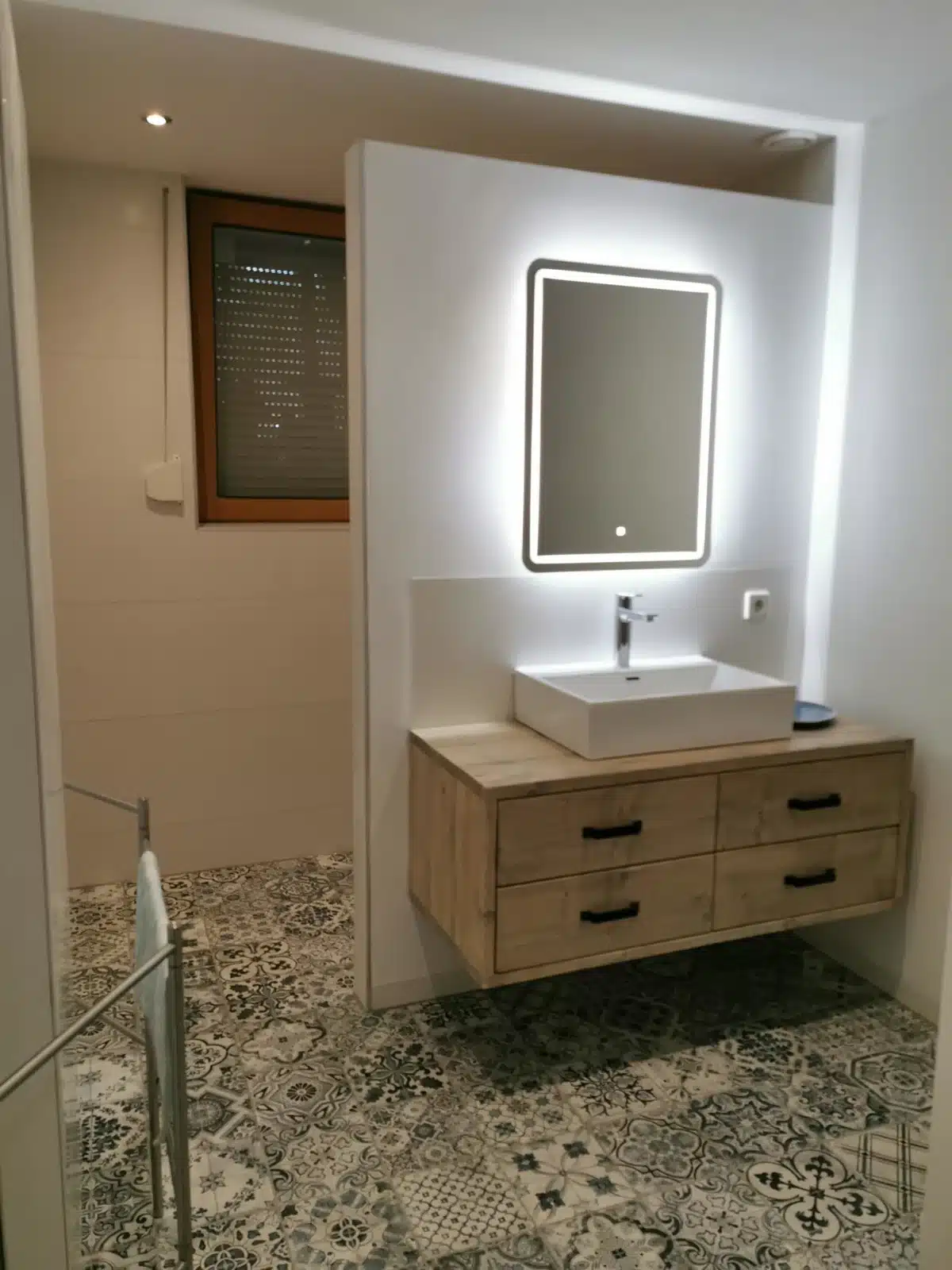 Zwevend badkamermeubel 4 laden met zwarte greepjes | Haarlem - Afbeelding 3