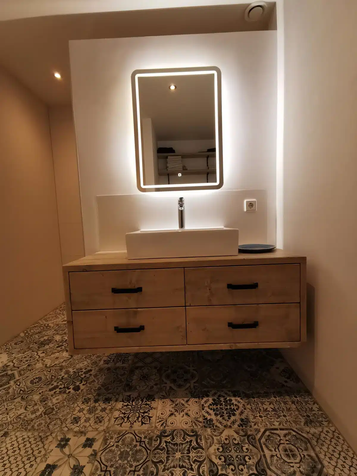 Zwevend badkamermeubel 4 laden met zwarte greepjes | Haarlem