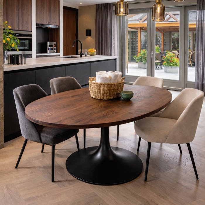 Ovale eettafel noten massief op tulip poot| olie